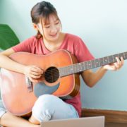 beginner-guitar-player