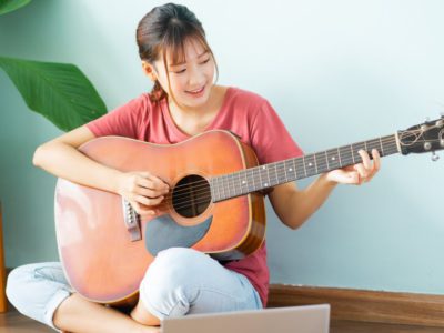 beginner-guitar-player