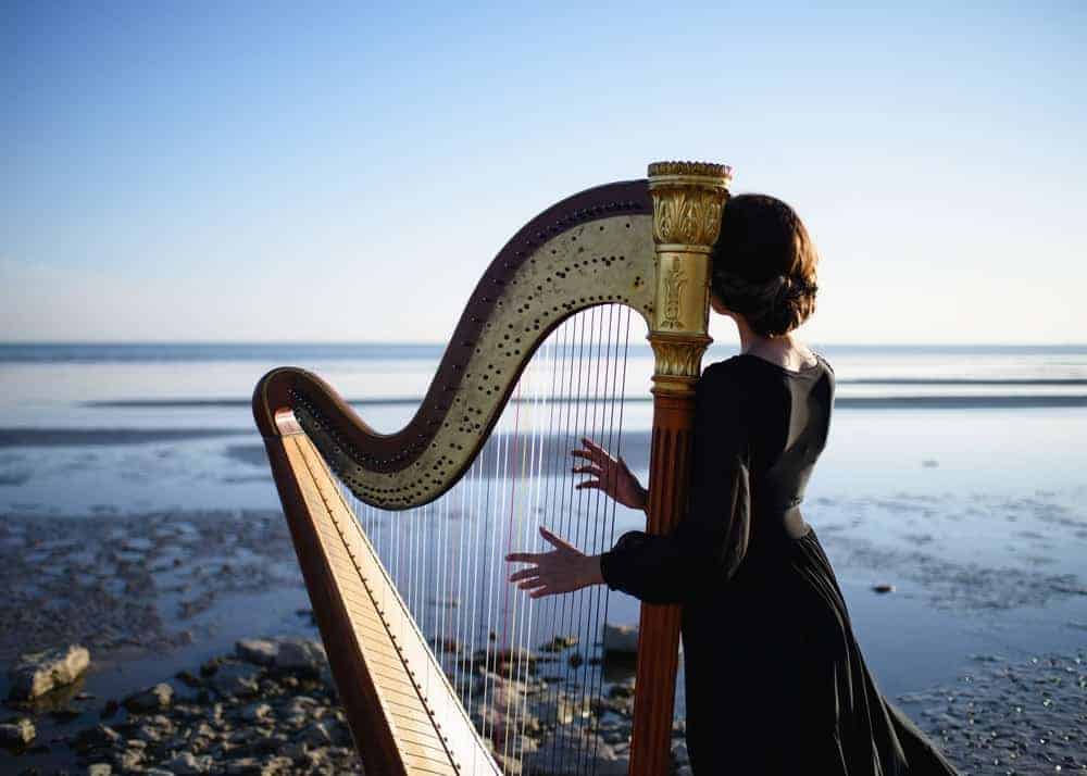woman-playing-harp