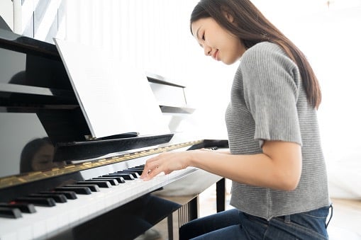 woman-playing-the-piano